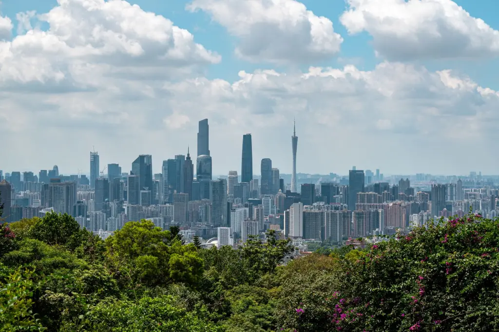 2025年广州服装批发市场流行趋势与选品策略分析