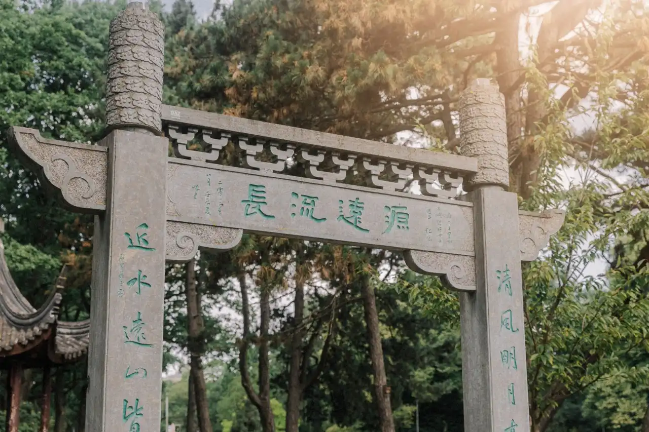 广州服装批发市场热销款与有品服饰精选货源对比分析