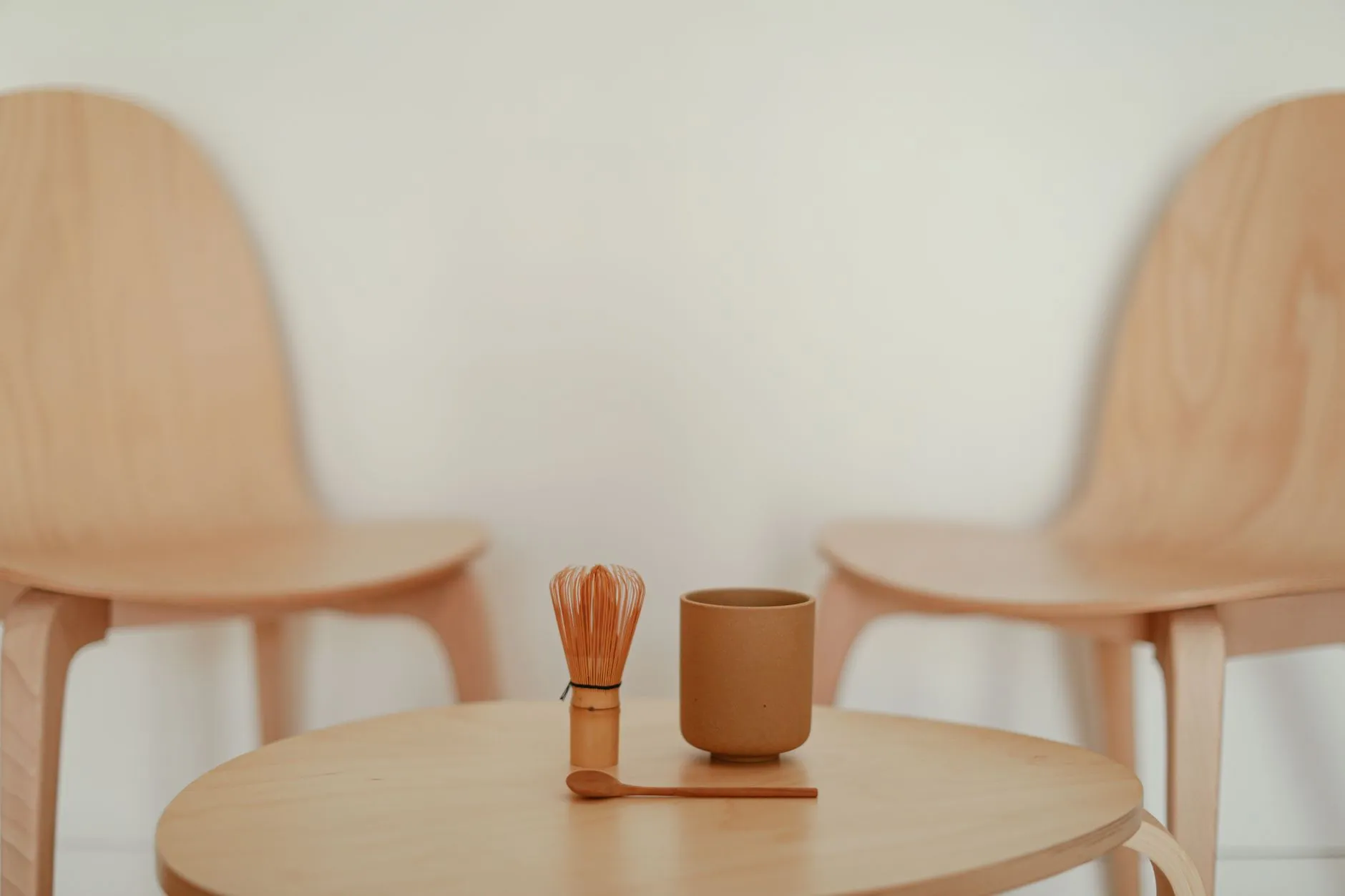 服装贸易中涤纶与棉质面料T恤的批发性价比对比