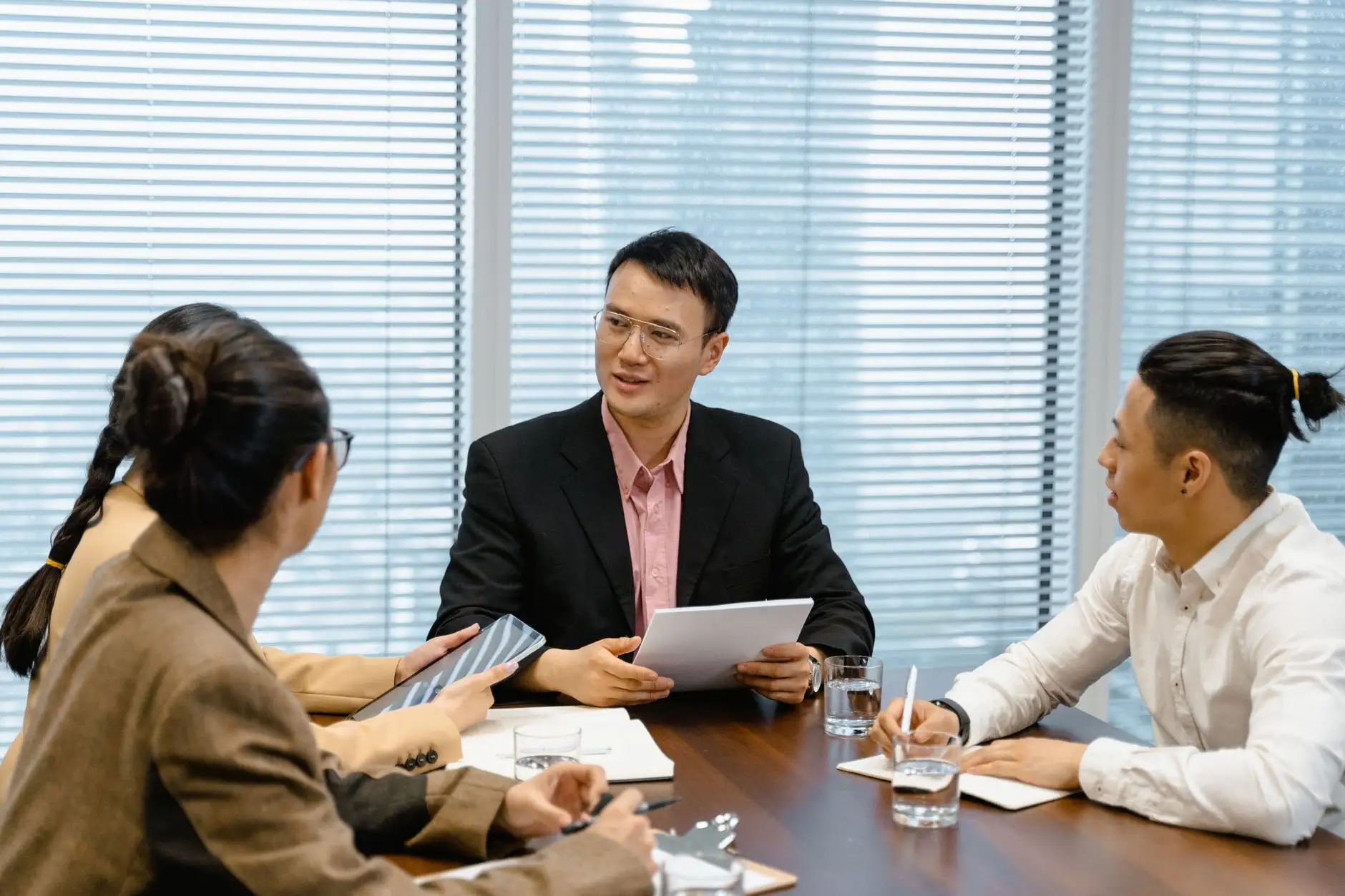 服装贸易中涤纶与棉质面料T恤的批发性价比对比
