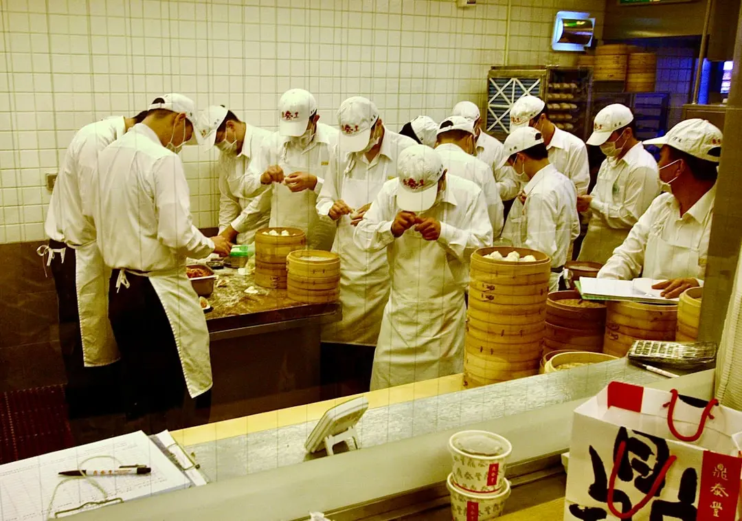 广州服装批发零售指南：如何为电商客户筛选当季潮流款式货源